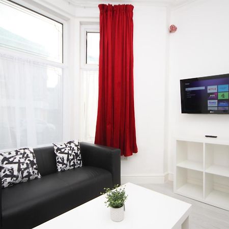 Barton Beachside - Stylish Studio Apartment, Double & Single - Central Beach & Promenade Location - Over 21'S, Family Friendly Only, Id Required Blackpool Bagian luar foto