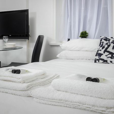 Barton Beachside - Stylish Studio Apartment, Double & Single - Central Beach & Promenade Location - Over 21'S, Family Friendly Only, Id Required Blackpool Bagian luar foto