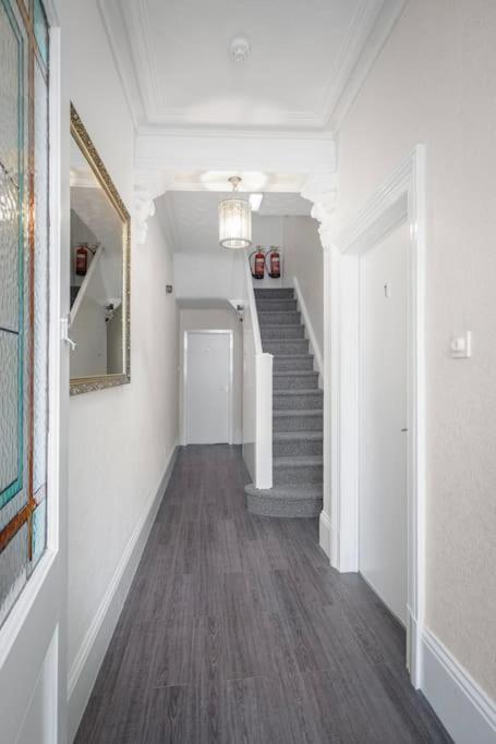 Barton Beachside - Stylish Studio Apartment, Double & Single - Central Beach & Promenade Location - Over 21'S, Family Friendly Only, Id Required Blackpool Bagian luar foto