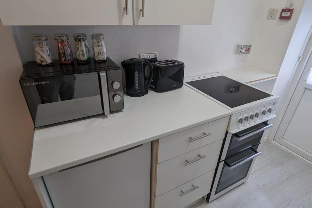 Barton Beachside - Stylish Studio Apartment, Double & Single - Central Beach & Promenade Location - Over 21'S, Family Friendly Only, Id Required Blackpool Bagian luar foto