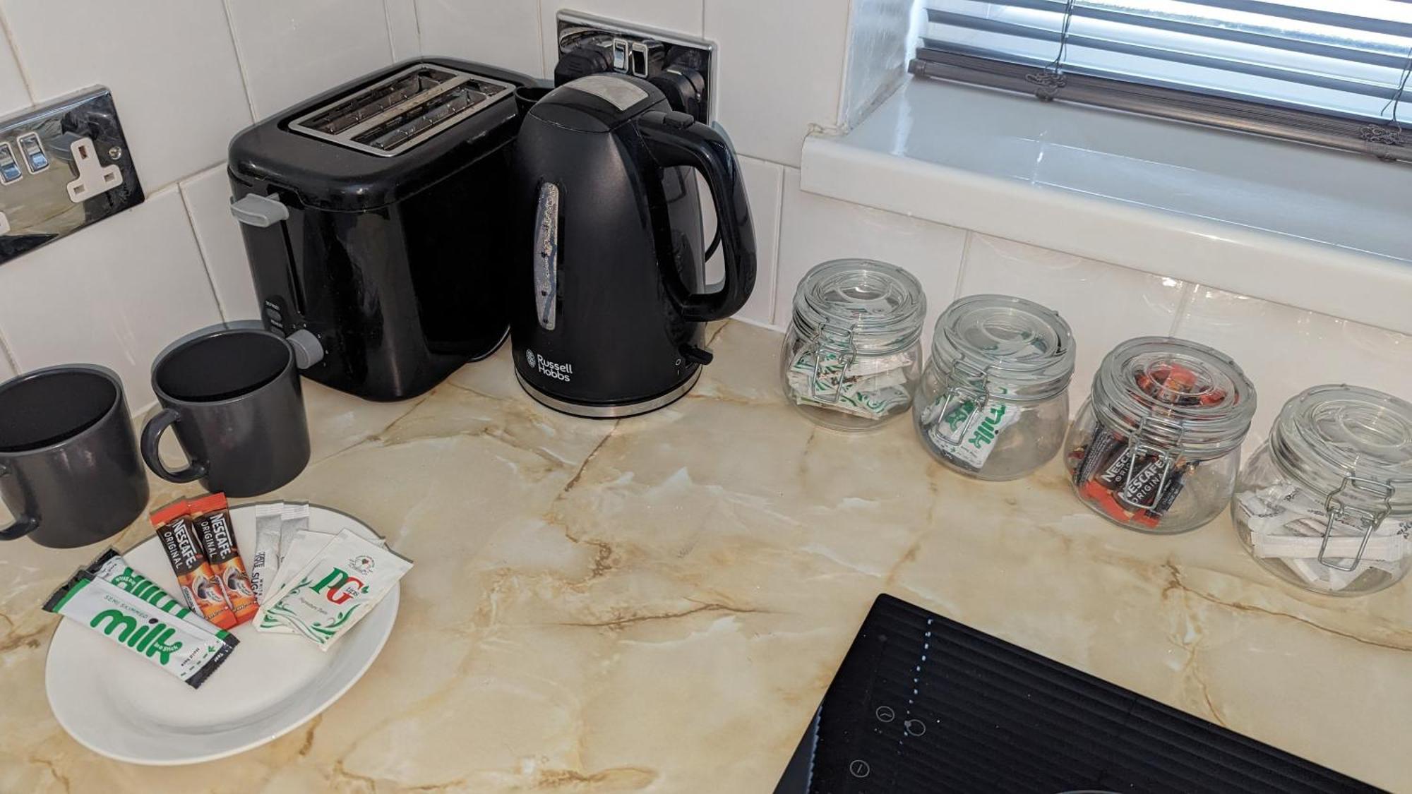 Barton Beachside - Stylish Studio Apartment, Double & Single - Central Beach & Promenade Location - Over 21'S, Family Friendly Only, Id Required Blackpool Bagian luar foto