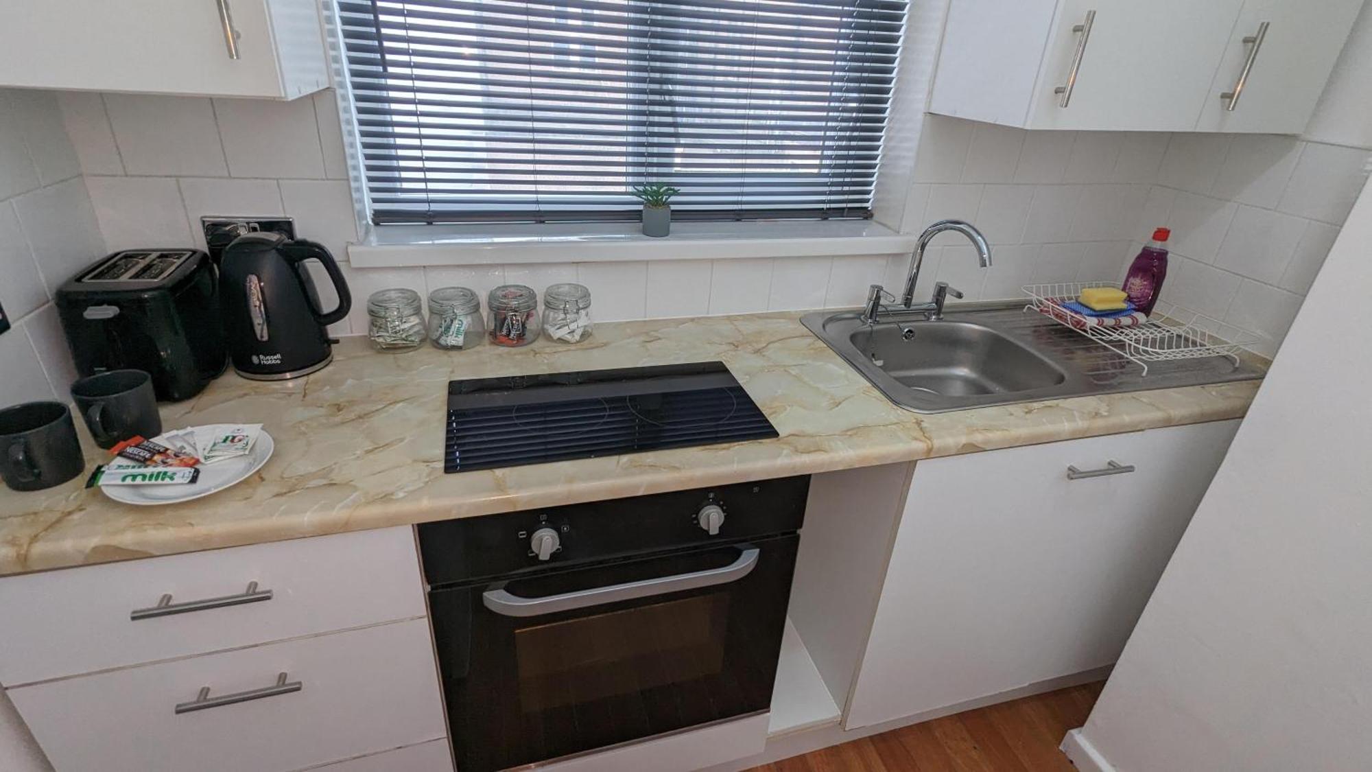 Barton Beachside - Stylish Studio Apartment, Double & Single - Central Beach & Promenade Location - Over 21'S, Family Friendly Only, Id Required Blackpool Bagian luar foto